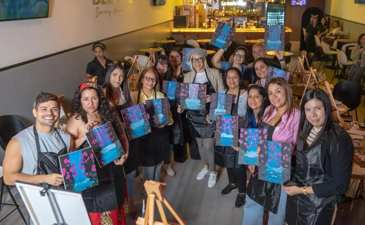 Grupo participante en una experiencia creativa